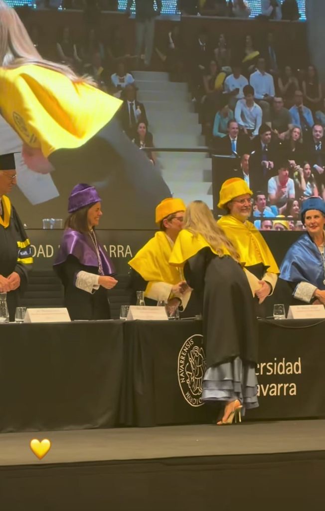 Daniela, en el momento en el que recibe su banda de graduación