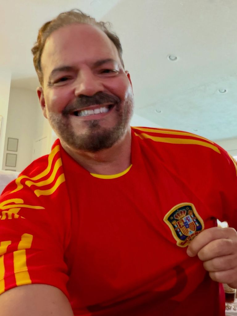 Michael Puchades fue descubierto enviando mensajes a otras mujeres en las redes sociales