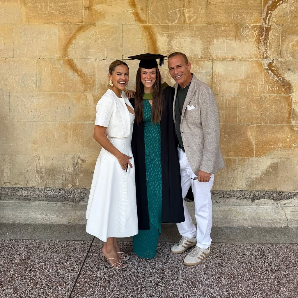 Mónica Hoyos y Carlos Lozano han acompañado a su hija en su graduación