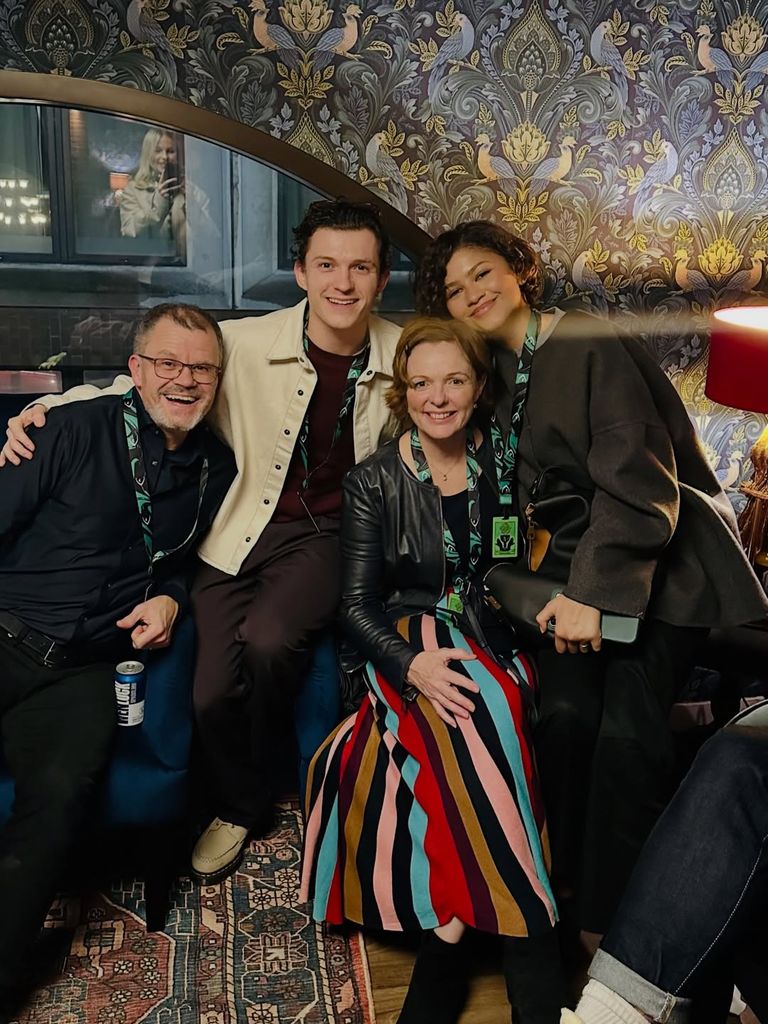 Zendaya y Tom Holland con los padres del actor