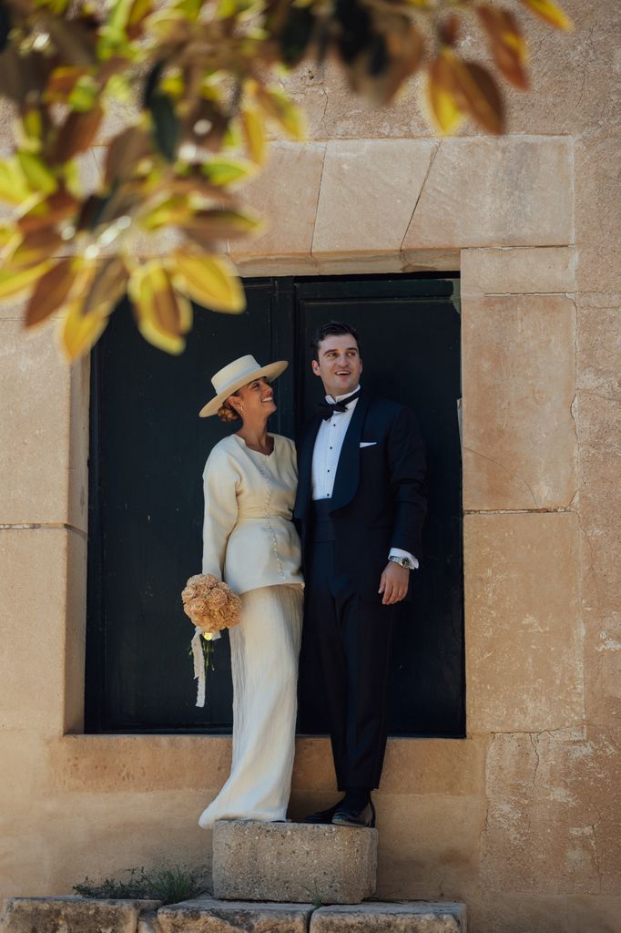 Vestido de novia de Toni Santón con chaqueta y sombrero cordobés boda en Alicante