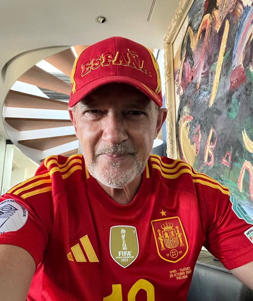 Antonio Banderas, con su camiseta y gorra de la selección