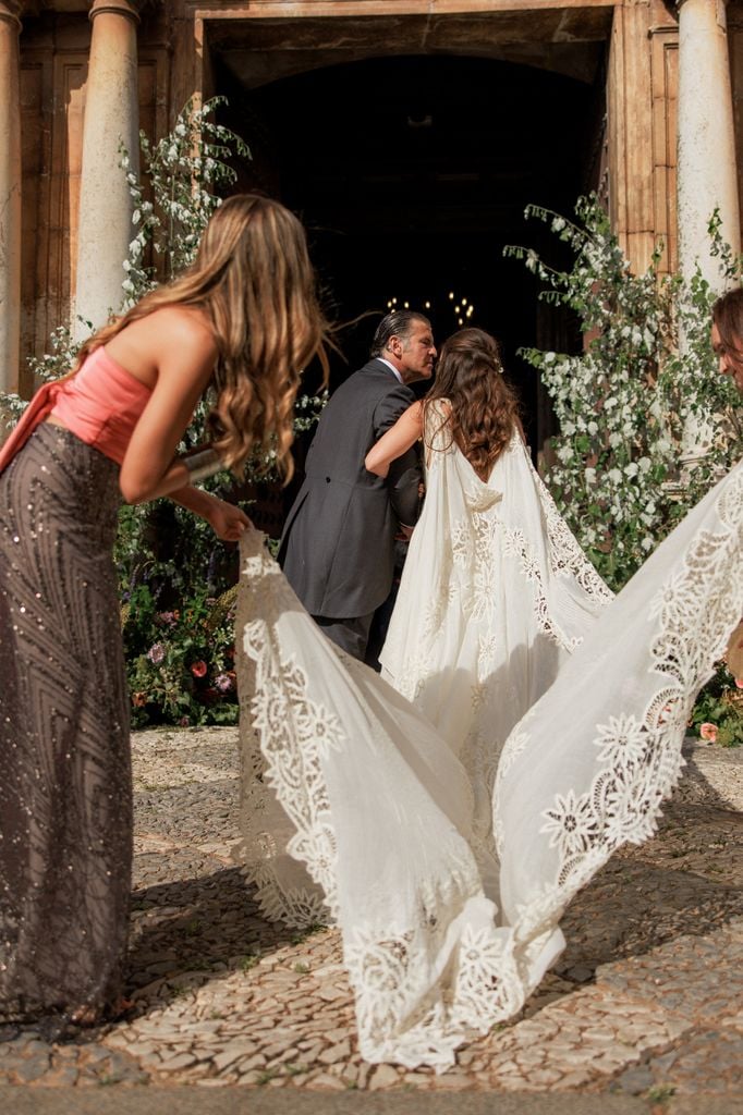 Vestido de novia con capa viral