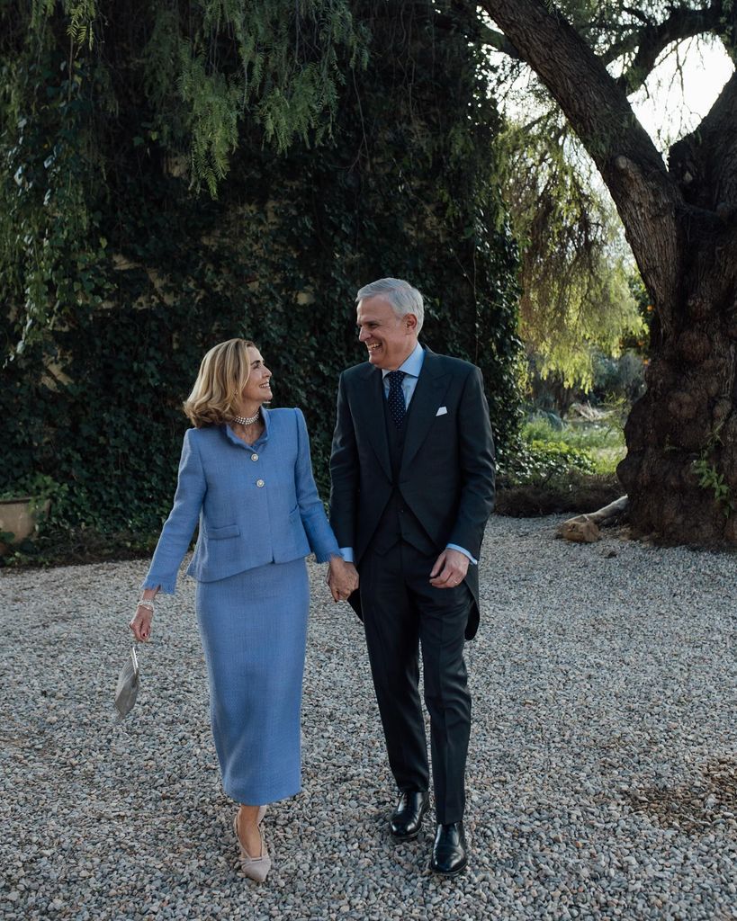 Madre de la novia con traje azul tipo Chanel