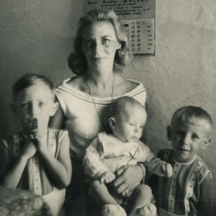 María con sus hijos mayores