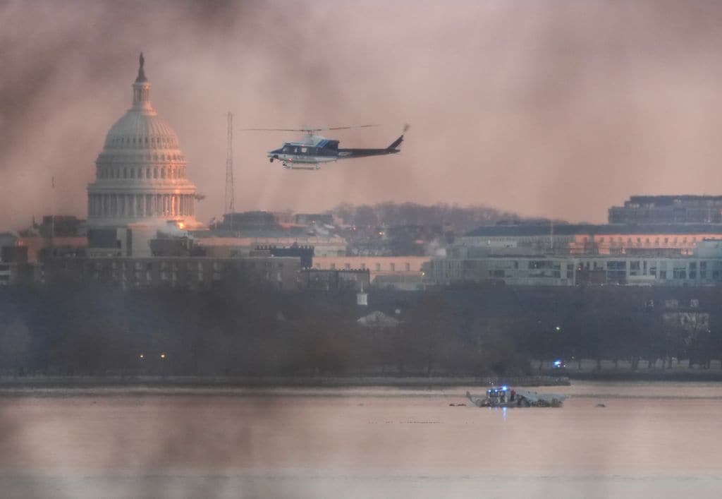 Servicios de emergencia sobrevuelan el río Potomac, donde cayeron el avión y el helicóptero que se impactaron el 29 de enero.