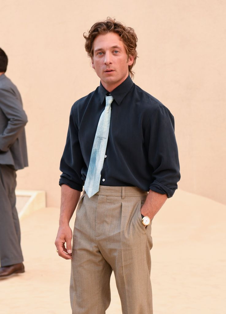 Jeremy Allen White en el desfile de Louis Vuitton en París. 