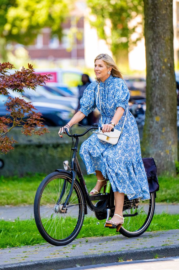 Máxima de Holanda desafía todas las reglas yendo en bici con vestido y tacones