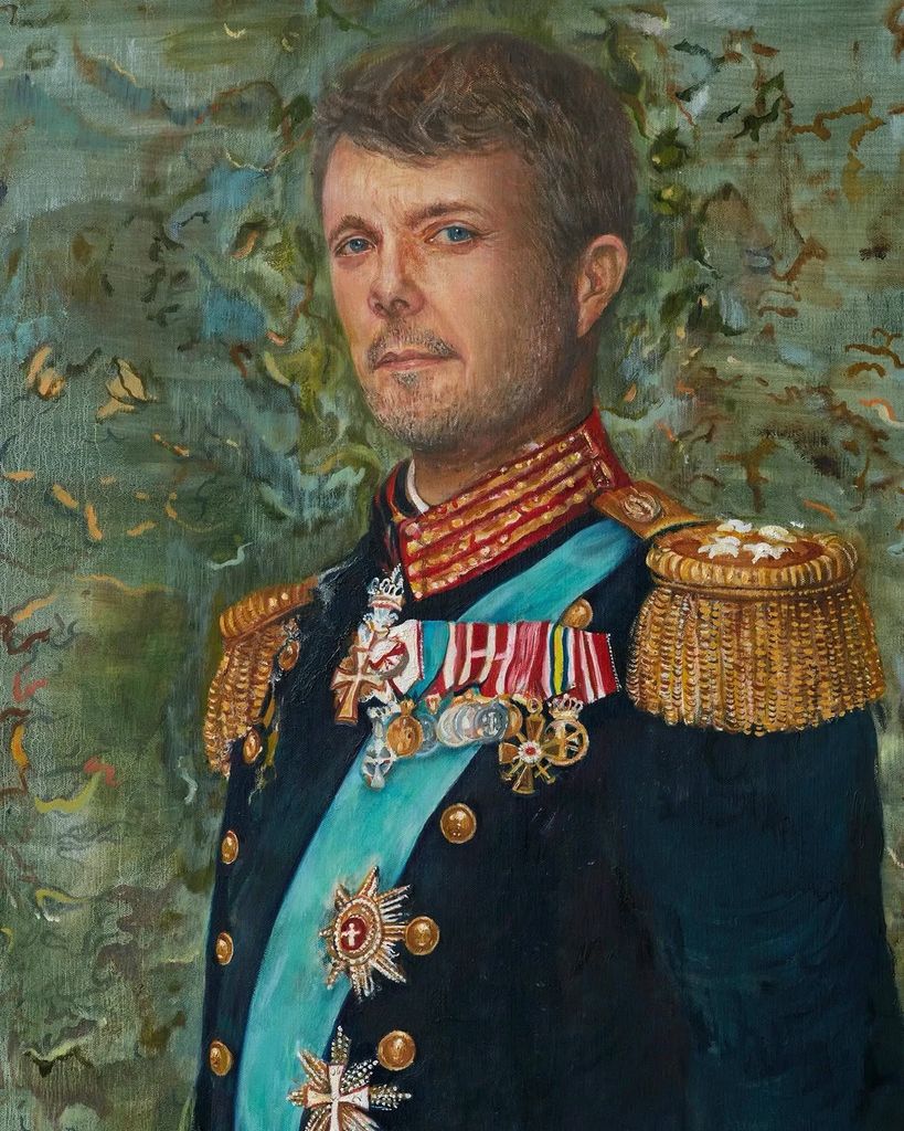 El rey Federico X junto a su primer retrato oficial al óleo, obra de la artista Cathrine Raben Davidsen, en el Castillo de Frederiksborg
