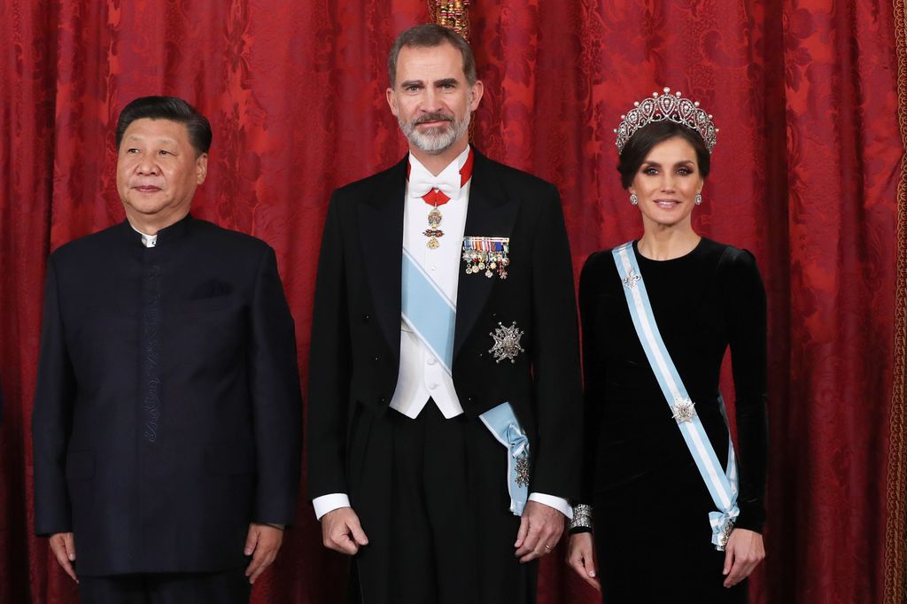 Los reyes Felipe y Letizia con el presidente de China, Xi Jinping, en el Palacio Real de Madrid