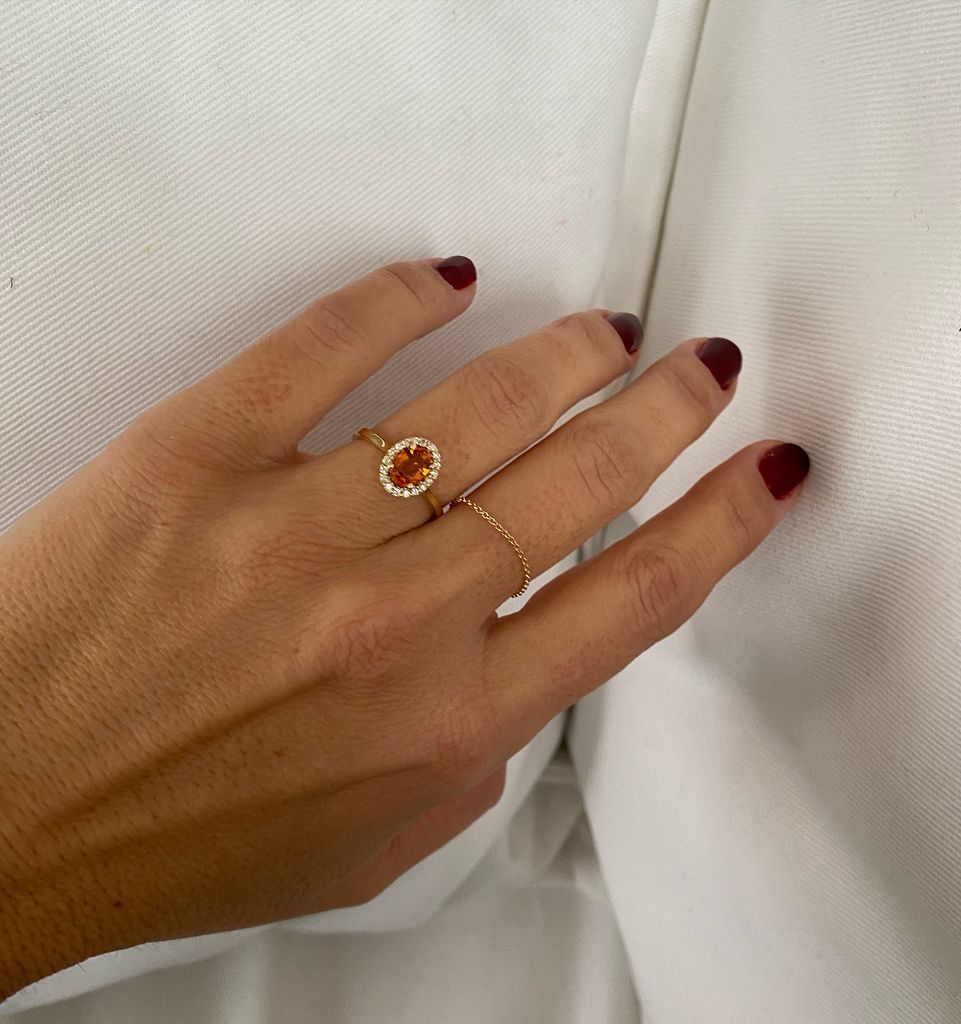 Imagen de un anillo con un zafiro de color naranja