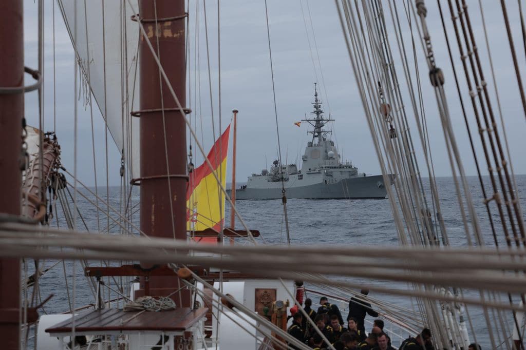 Elcano y la fragata Blas de Lezo en su encuentro en alta mar 