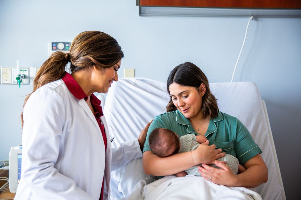 Madre en el hospital con su bebé