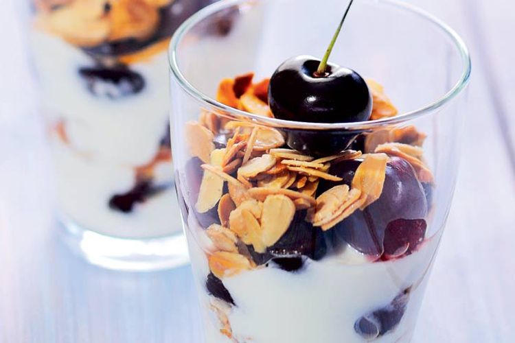 Paso a paso: Copa de queso batido con cerezas y almendras