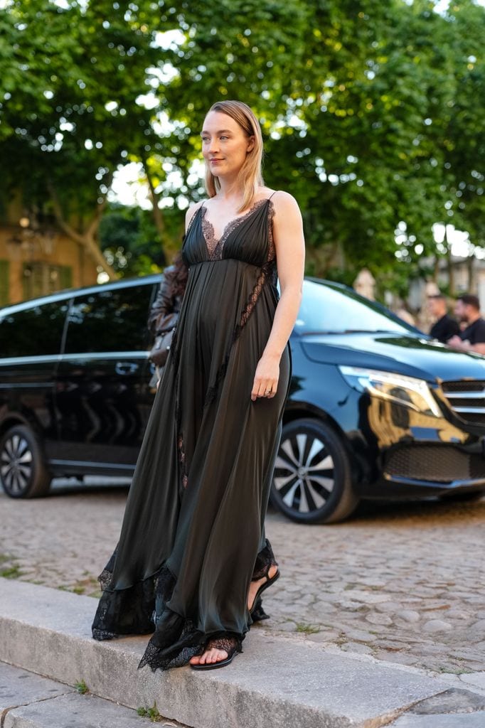 Saoirse Ronan presumió su embarazo con un vestido de este tipo, una gran opción debido a que es fresca y cómoda.