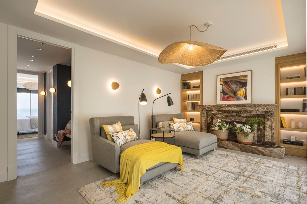 Salón con iluminación indirecta