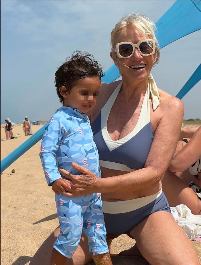 Mariola Orellana con su nieto, Ismael, de 2 años
