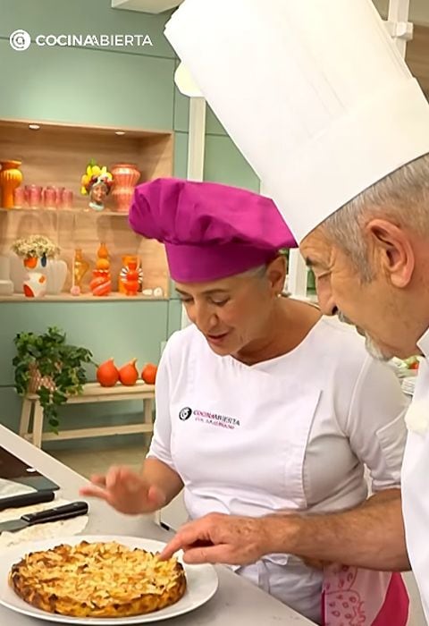 Eva y Karlos observan la tarta, recién salida del horno