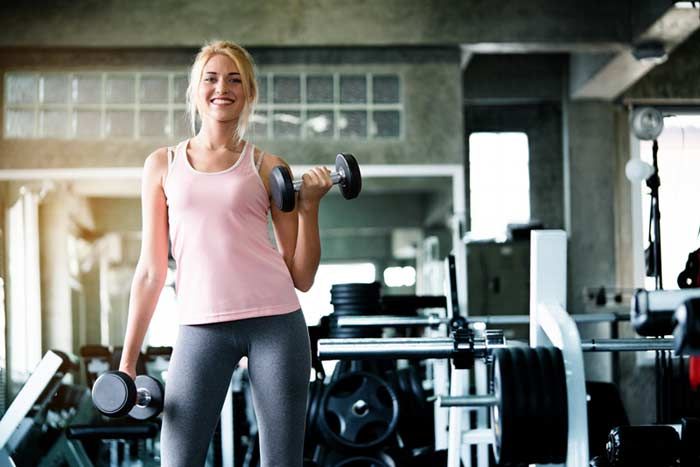 chica en el gimnasio