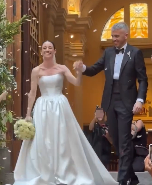 Elena Rivera saliendo de la iglesia con vestido de novia palabra de honor, Madrid, 2026.