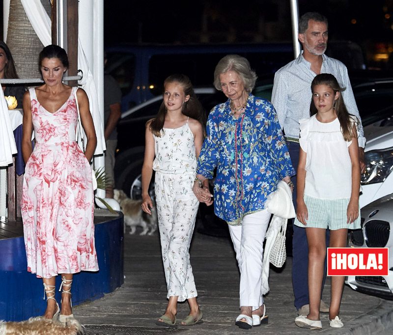 Los Reyes y sus hijas cenando con doña Sofía en Portixol