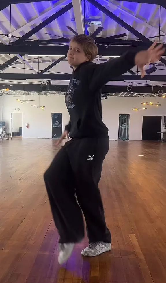 Nueva aparición de Shiloh Jolie mostrando su destreza para el baile