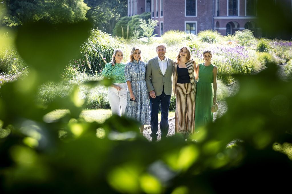 Los reyes de Holanda junto a sus hijas