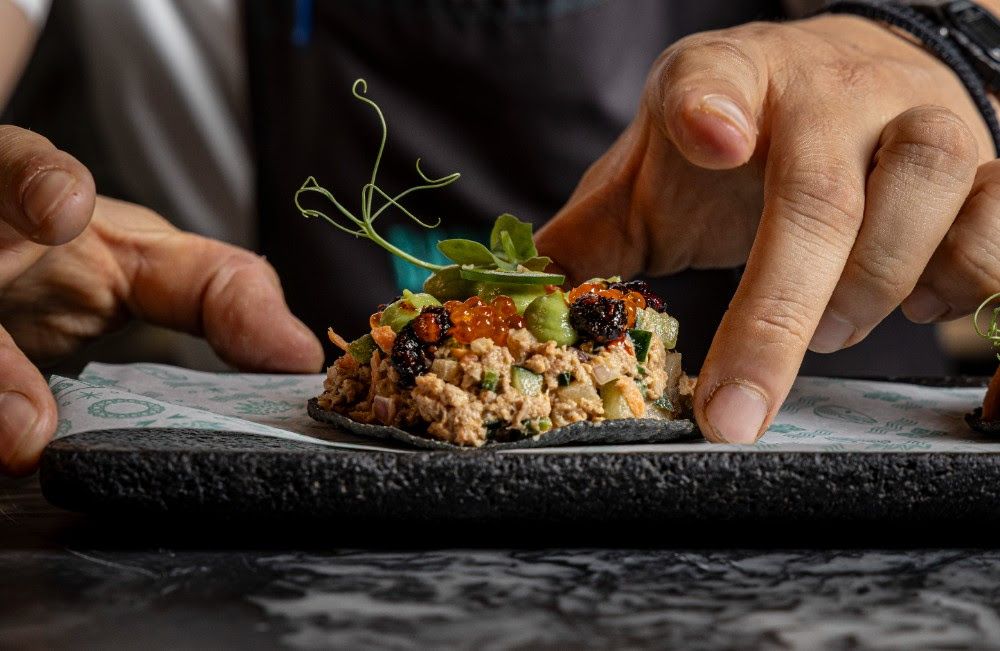 Tostadas de maíz negro con ceviche de atún raspado, del restaurante Barracuda MX (Madrid)