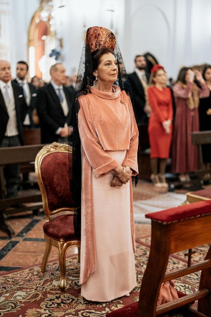 Look de madrina con mantilla rosa