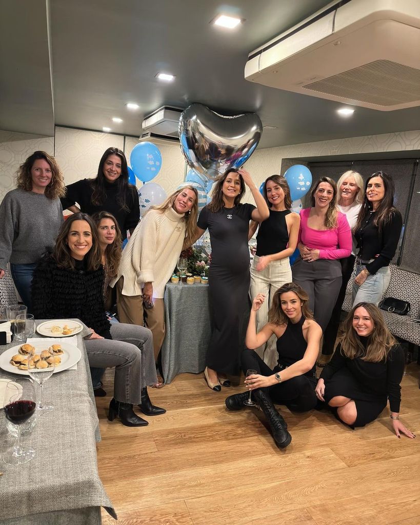 Foto grupal de amigas en el Baby Shower Álvaro Castillejo y Cristina Fernández