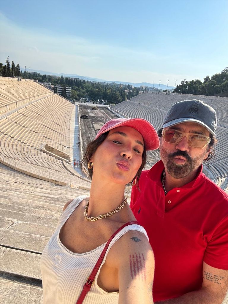 Alejandro Fernández está disfrutando unas vacaciones en Grecia junto a Karla Laveaga.