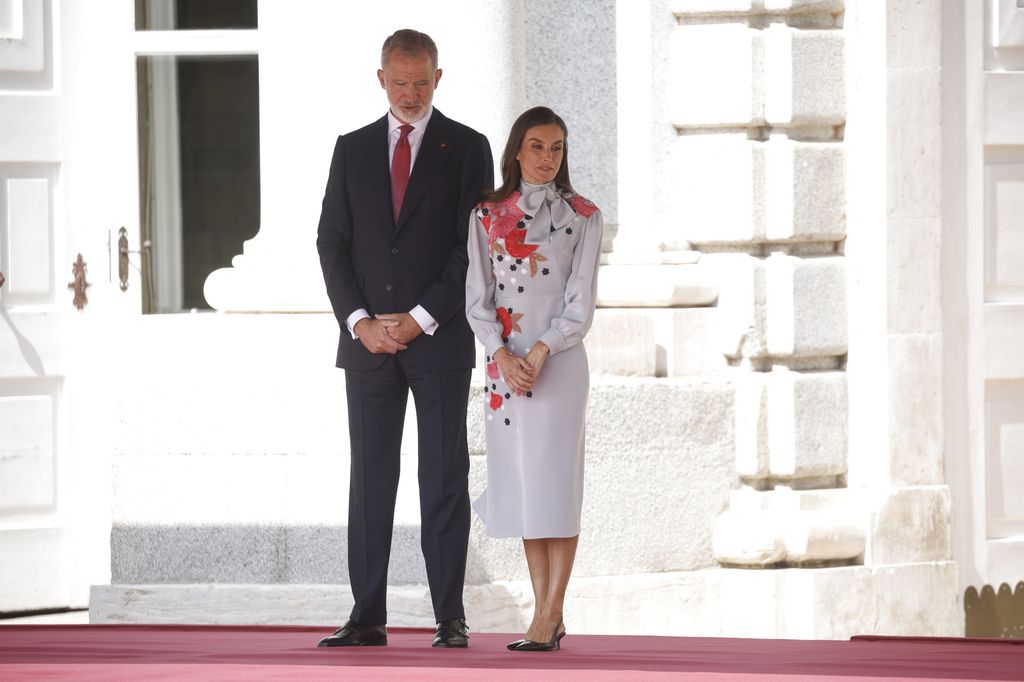Los reyes Felipe y Letizia, durante la bienvenida a Emmanuel y Brigitte Macron en el Palacio Real de Madrid
