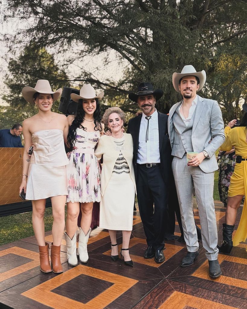 Alejandro Fernández y su familia.