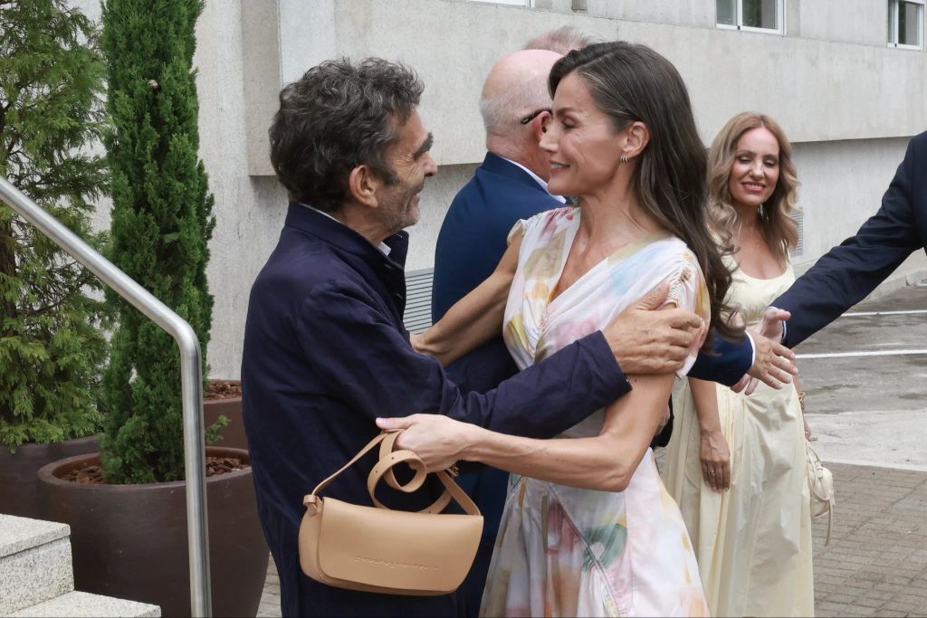 La Reina abraza a Adolfo Domínguez