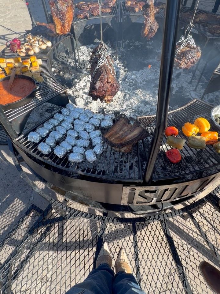 Los invitados de Nodal disfrutaron de carne asada