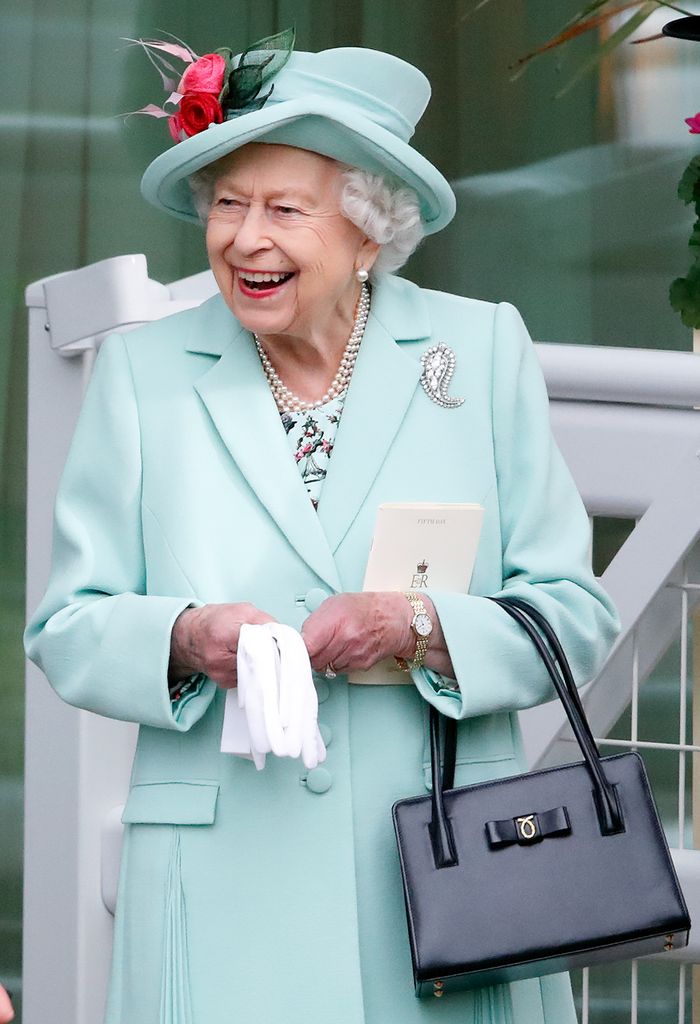 La reina Isabel II solía utilizar su bolso para hacer una señal
