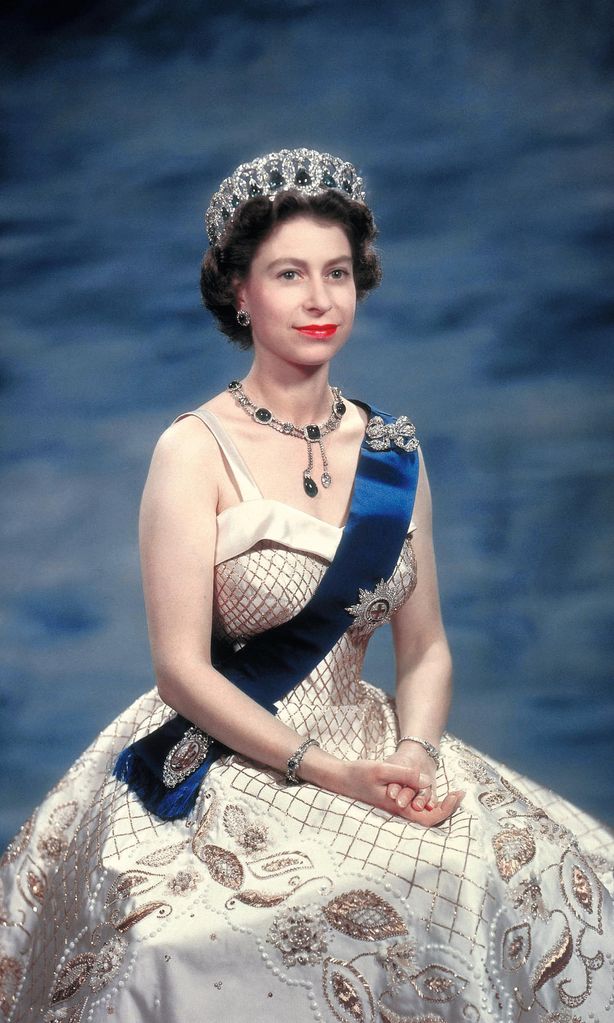 Isabel II joyas HOLA 4077