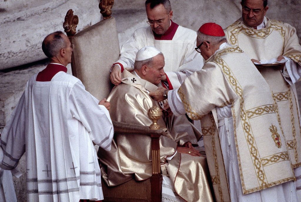 El Papa Juan Pablo II recibe el palio del cardenal Pericle Felici en su ceremonia de entronización en octubre de 1978