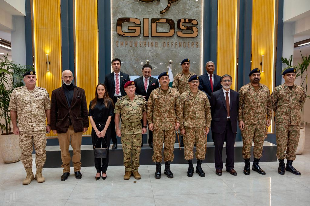 La princesa Salma de Jordania junto a su padre, el rey Abdalá