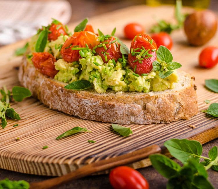 Tosta de aguacate con tomates cherry asados