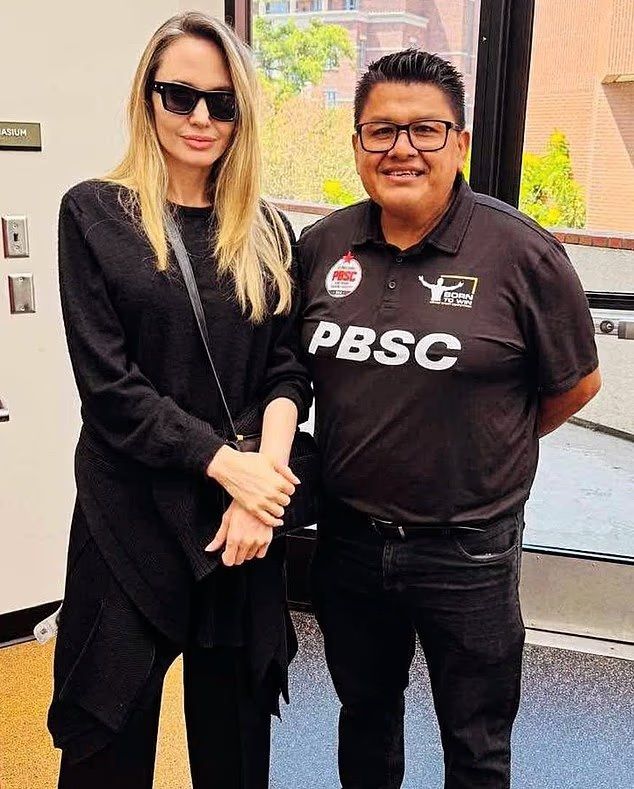 Angelina Jolie acudió a la competencia de su hijo Knox para apoyarlo.
