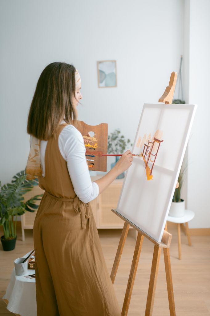 chica pintando