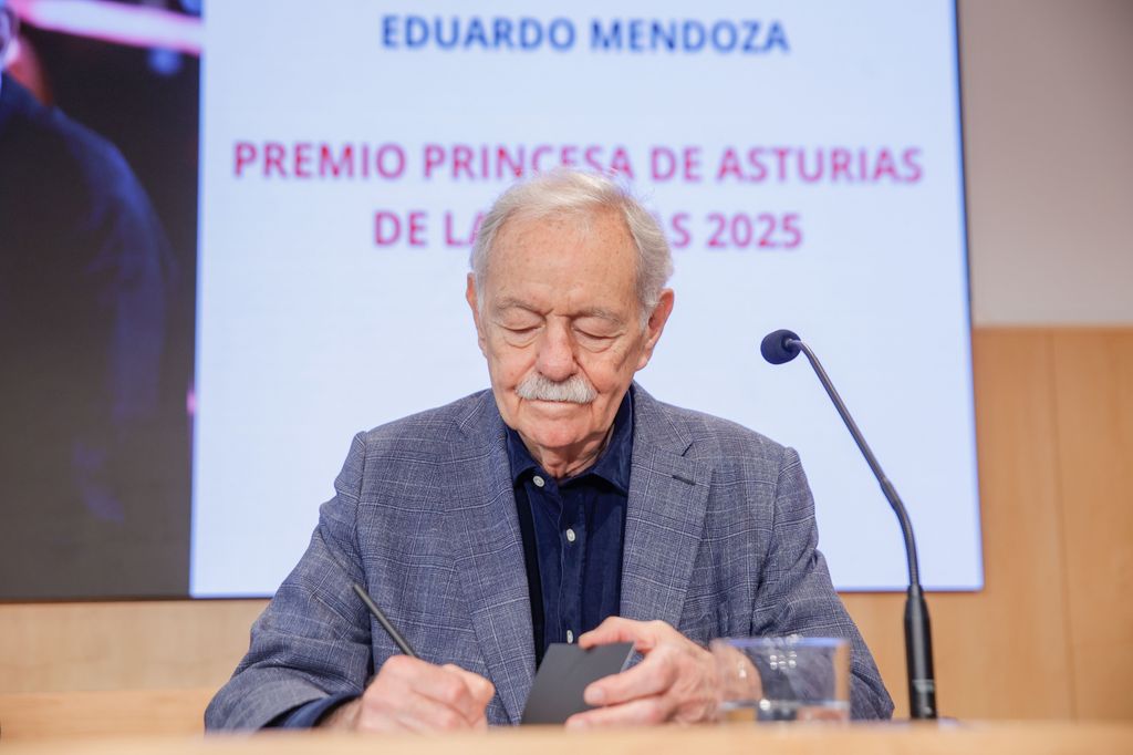 Eduardo Mendoza en rueda de prensa