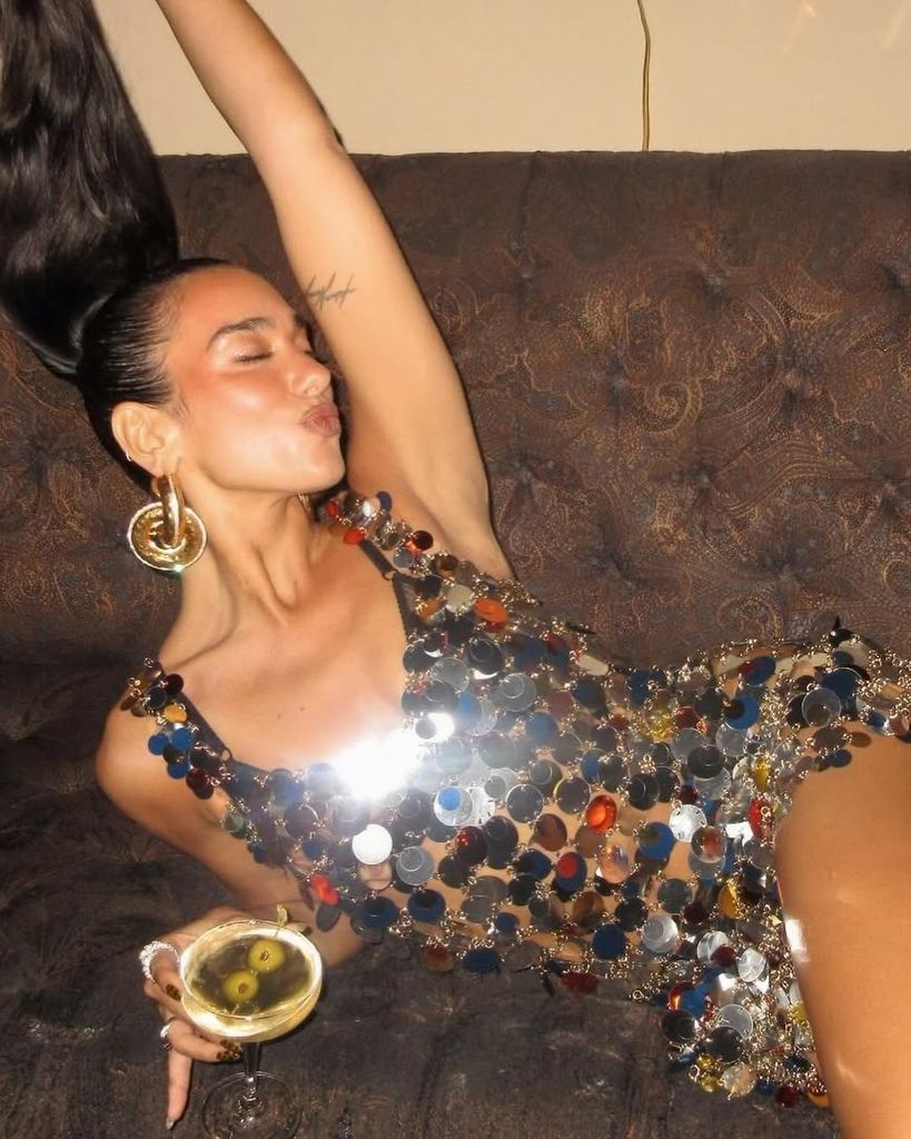 Dua Lipa en un diseño de Julien Dossena para Rabanne.