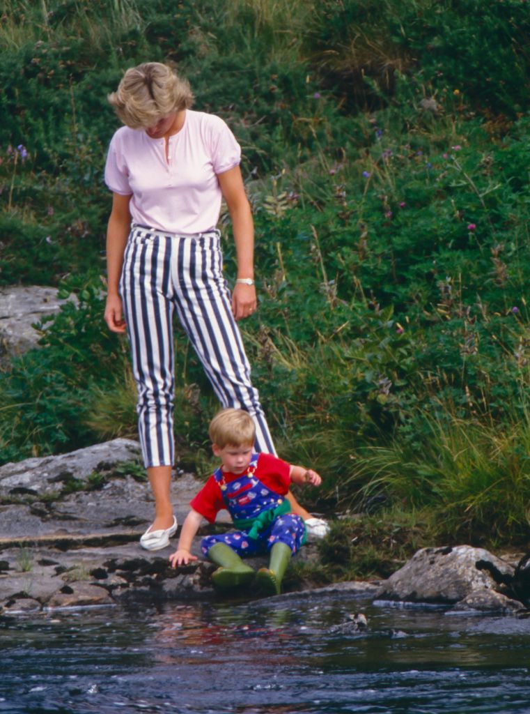 Diana de Gales juega con el príncipe Harry a orillas del río Dee, cerca del castillo de Balmoral (agosto de 1987)