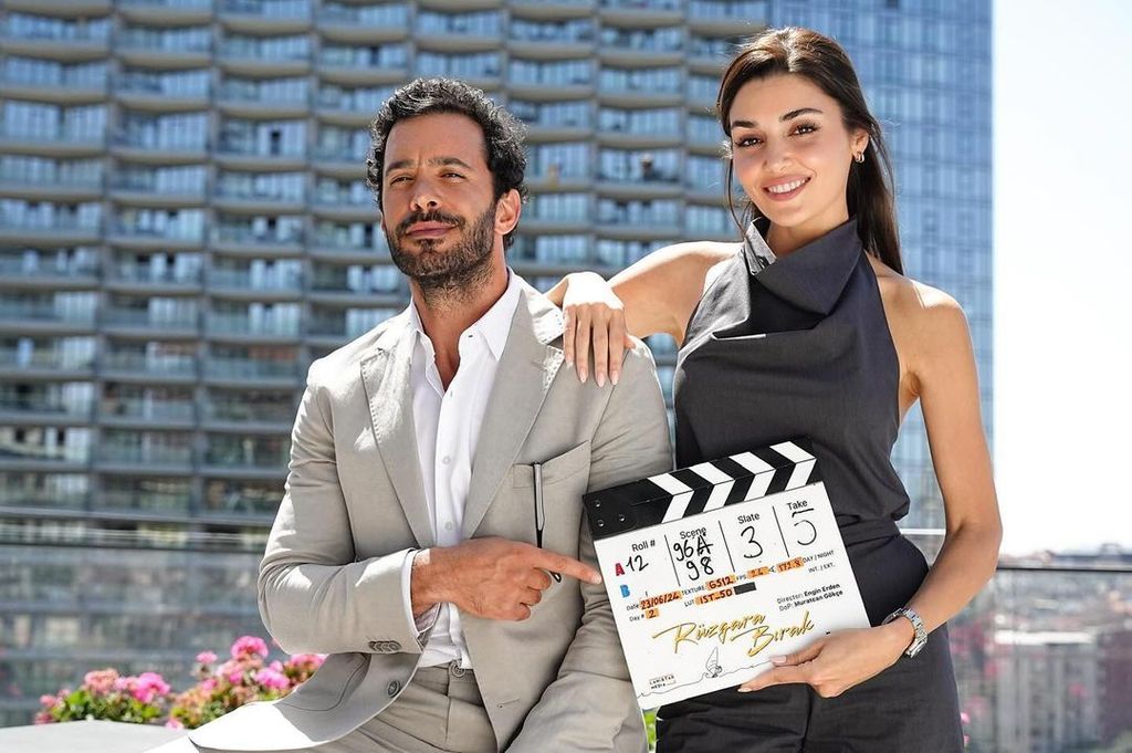 Hande Erçel y Barış Arduç protagonizan 'Rüzgara Birak' ('Déjalo en manos del viento')