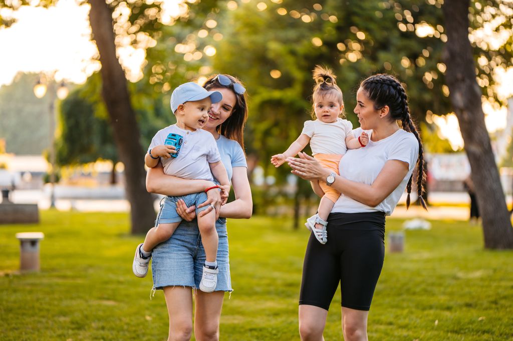dos amigas paseando con sus hijos
