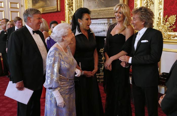 Rod Stewart y Penny Lancaster con Isabel II
