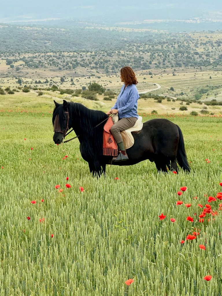 Samantha Vallejo-Nágera ha compartido la noticia con fotos de recuerdo junto a su caballo, Caviar