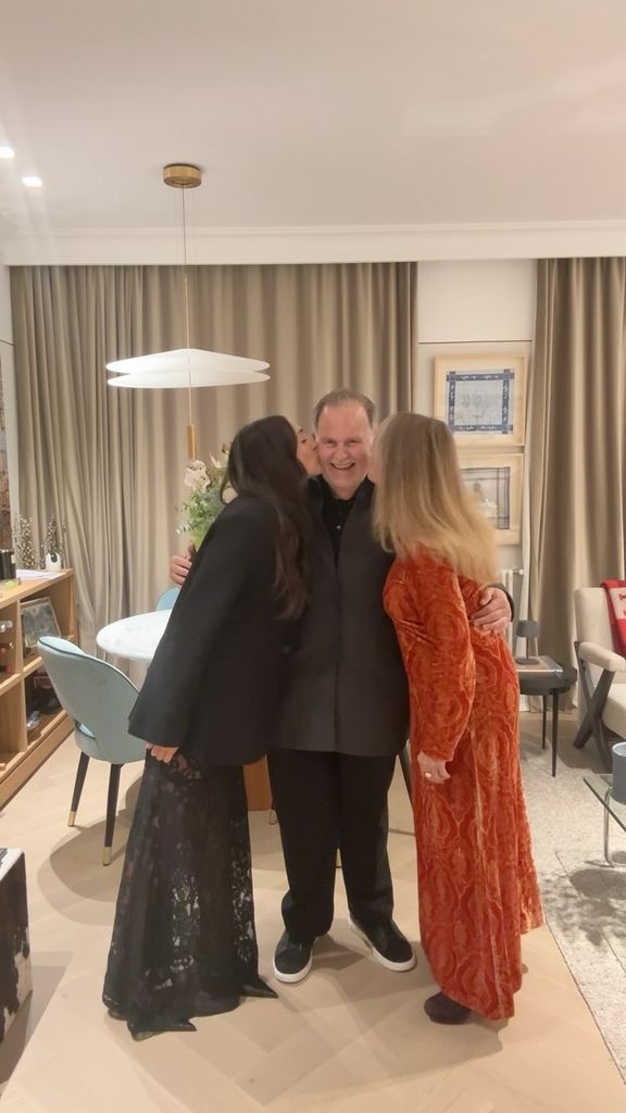 Raúl de Molina con su esposa e hija en Madrid.